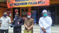 Foto : Direktur Reskrimum Polda Bali Kombes Dodi Rahmawan didampingi Wakajati Bali Asep Maryono memberi keterangan pers seusai polisi menggelah rumah Tri Nugraha, Rabu (2/9). Inzert : Senpi yang ditemukan di rumah almarhum. Foto: ist Foto : Direktur Reskrimum Polda Bali Kombes Dodi Rahmawan didampingi Wakajati Bali Asep Maryono memberi keterangan pers seusai polisi menggelah rumah Tri Nugraha, Rabu (2/9). Inzert : Senpi yang ditemukan di rumah almarhum. Foto: ist