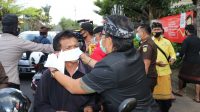 Foto : Giri Prasta bagikan masker GIRI Prasta saat membagikan masker yang kepada pengendara dalam kegiatan bagi-bagi masker yang digelar Polres Badung. Foto: ist Foto : Giri Prasta bagikan masker GIRI Prasta saat membagikan masker yang kepada pengendara dalam kegiatan bagi-bagi masker yang digelar Polres Badung. Foto: ist