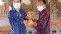 GUBERNUR Koster berfoto bersama dengan Konsul Jenderal RRT di Denpasar Zhu Xinglong, di Rumah Jabatan Gubernur Bali, Jayasabha, Denpasar, Jumat (18/9). Foto: ist GUBERNUR Koster berfoto bersama dengan Konsul Jenderal RRT di Denpasar Zhu Xinglong, di Rumah Jabatan Gubernur Bali, Jayasabha, Denpasar, Jumat (18/9). Foto: ist