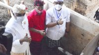 Gubernur Koster (tengah) didampingi Wabup Sanjaya dan Bendesa Agung MDA Bali tampak GUBERNUR Koster (tengah) didampingi Wabup Sanjaya dan Bendesa Agung MDA Bali tampak berfoto bersama saat nasarin Kantor MDA Tabanan. Foto: ist