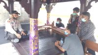KAPOLSEK Seltim AKP Ida Bagus Ketut Mahendra, Jumat (11/9), saat memberikan pemahaman kepada kelompok pemuda di Klecung, atas pembatalan izin keramaian untuk rencana even di Pantai Klecung, dengan alasan situasi terkait penyebaran Covid-19. Foto: gap KAPOLSEK Seltim AKP Ida Bagus Ketut Mahendra, Jumat (11/9), saat memberikan pemahaman kepada kelompok pemuda di Klecung, atas pembatalan izin keramaian untuk rencana even di Pantai Klecung, dengan alasan situasi terkait penyebaran Covid-19. Foto: gap