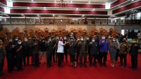 KETUA DPRD, I Gede Dana, beserta anggota foto bersama Bupati I Gusti Ayu Mas Sumatri, usai rapat paripurna, Selasa (22/9). Foto: nad KETUA DPRD, I Gede Dana, beserta anggota foto bersama Bupati I Gusti Ayu Mas Sumatri, usai rapat paripurna, Selasa (22/9). Foto: nad