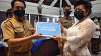 BUPATI Karangasem, I Gusti Ayu Mas Sumatri, menyerahkan ribuan masker kepada seluruh camat di Karangasem, Senin (21/9). Foto: nad BUPATI Karangasem, I Gusti Ayu Mas Sumatri, menyerahkan ribuan masker kepada seluruh camat di Karangasem, Senin (21/9). Foto: nad