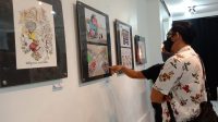 Foto: KARYA KARTUN PARA pengunjung menikmati karya kartun yang dipamerkan di Galeri Bukuku, Gedong 3 Wartam Denpasar. Foto: rap Foto: KARYA KARTUN PARA pengunjung menikmati karya kartun yang dipamerkan di Galeri Bukuku, Gedong 3 Wartam Denpasar. Foto: rap