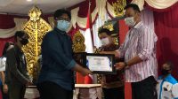 Foto : KETUA DPRD KLUNGKUNG KETUA DPRD Klungkung, Anak Agung Gde Anom, memberikan penghargaan kepada pemenang lomba di HUT ke-47 KNPI pada, Sabtu (29/8) di Gedung Pemuda DPD KNPI Kabupaten Klungkung. Foto: ist Foto : KETUA DPRD KLUNGKUNG KETUA DPRD Klungkung, Anak Agung Gde Anom, memberikan penghargaan kepada pemenang lomba di HUT ke-47 KNPI pada, Sabtu (29/8) di Gedung Pemuda DPD KNPI Kabupaten Klungkung. Foto: ist