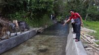 KETUA Komisi II DPRD Klungkung, I Wayan Misna, monitoring proyek rehabilitasi pembangunan jaringan DI di Desa Aan, Kecamatan Banjarangkan. Foto: baw KETUA Komisi II DPRD Klungkung, I Wayan Misna, monitoring proyek rehabilitasi pembangunan jaringan DI di Desa Aan, Kecamatan Banjarangkan. Foto: baw