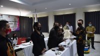 SERAH-terima berita acara berikut lampiran DPS usai rapat pleno terbuka rekapitulasi DPHP dan penetapan DPS Pilkada Karangasem, Rabu (9/9). Foto: nad SERAH-terima berita acara berikut lampiran DPS usai rapat pleno terbuka rekapitulasi DPHP dan penetapan DPS Pilkada Karangasem, Rabu (9/9). Foto: nad