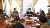 BUPATI Suwirta memimpin Rakortas soal pedagang di luar Pasar Umum Klungkung tidak bayar pajak, Senin (21/9). Foto: baw BUPATI Suwirta memimpin Rakortas soal pedagang di luar Pasar Umum Klungkung tidak bayar pajak, Senin (21/9). Foto: baw