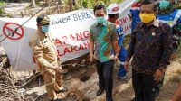 KOMISI II DPRD Karangasem turun untuk memeriksa dugaan adanya kebocoran di salah satu tangki Pertamina Transit Depo Manggis, Karangasem, Senin (28/9/2020). Foto: nad KOMISI II DPRD Karangasem turun untuk memeriksa dugaan adanya kebocoran di salah satu tangki Pertamina Transit Depo Manggis, Karangasem, Senin (28/9/2020). Foto: nad