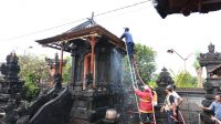 Foto: Kebakaran di klungkung PETUGAS pemadam kebakaran memadamkan api yang menghanguskan Gedong Penyimpenan Pura Dalem Setra, Dusun Sidayu Tojan, Desa Takmung, Banjarangkan, Selasa (1/9). Foto: ist Foto: Kebakaran di klungkung PETUGAS pemadam kebakaran memadamkan api yang menghanguskan Gedong Penyimpenan Pura Dalem Setra, Dusun Sidayu Tojan, Desa Takmung, Banjarangkan, Selasa (1/9). Foto: ist