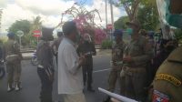TIM gabungan dari TNI, Polri, Satpol PP dan Dinas Kesehatan Karangasem gencar melaksanakan penertiban prokes di seputar Kota Amlapura, Senin (14/9). Foto: nad TIM gabungan dari TNI, Polri, Satpol PP dan Dinas Kesehatan Karangasem gencar melaksanakan penertiban prokes di seputar Kota Amlapura, Senin (14/9). Foto: nad