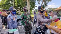 Foto: MASKER GRATIS KAPOLRES Bangli, AKBP I Gusti Agung Dhana Aryawan; bersama Dandim 1626/Bangli Letkol Inf. I Gede Putu Suardana, bagikan masker gratis, Kamis (3/9). Foto: gia Foto: MASKER GRATIS KAPOLRES Bangli, AKBP I Gusti Agung Dhana Aryawan; bersama Dandim 1626/Bangli Letkol Inf. I Gede Putu Suardana, bagikan masker gratis, Kamis (3/9). Foto: gia
