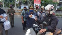 BUPATI Karangasem, IGA Mas Sumatri, membagikan ribuan masker di area Pasar Karangsokong, Selasa (8/9) hingga malam hari. Foto: nad BUPATI Karangasem, IGA Mas Sumatri, membagikan ribuan masker di area Pasar Karangsokong, Selasa (8/9) hingga malam hari. Foto: nad