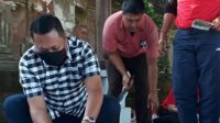 BUPATI Gianyar, I Made Mahayastra, ikut memotong babi untuk dibagikan kepada staf. Foto: adi BUPATI Gianyar, I Made Mahayastra, ikut memotong babi untuk dibagikan kepada staf. Foto: adi