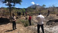 TIM identifikasi dari Polres Bangli, dipimpin Kapolres Bangli, AKBP I Gusti Agung Dhana Ariawan, melakukan olah TKP Kebakaran hutan di kawasan hutan wilayah Bukit Payang, Desa Batur Tengah, Kintamani, Rabu (30/9/2020). Foto: gia TIM identifikasi dari Polres Bangli, dipimpin Kapolres Bangli, AKBP I Gusti Agung Dhana Ariawan, melakukan olah TKP Kebakaran hutan di kawasan hutan wilayah Bukit Payang, Desa Batur Tengah, Kintamani, Rabu (30/9/2020). Foto: gia