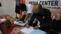 Foto : PERJANJIAN KERJASAMA KETUA Bawaslu Gianyar, Wayan Hartawan; dan Ketua BNNK Gianyar, AKBP I Gusti Agung Alit Adnyana, menandatangani perjanjian kerjasama. Foto: adi Foto : PERJANJIAN KERJASAMA KETUA Bawaslu Gianyar, Wayan Hartawan; dan Ketua BNNK Gianyar, AKBP I Gusti Agung Alit Adnyana, menandatangani perjanjian kerjasama. Foto: adi