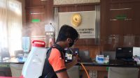 PETUGAS BPBD Gianyar menyemprotkan disinfektan di gedung PN Gianyar. Foto: ist PETUGAS BPBD Gianyar menyemprotkan disinfektan di gedung PN Gianyar. Foto: ist