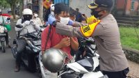Foto: POLRES BANGLI POLRES Bangli dengan menggandeng Forkompinda, KPU Bangli, Bawaslu Bangli, dan kedua paslon Pilkada Bangli 2020, membagikan masker, Kamis (10/9). Foto: gia
