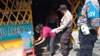 JAJARAN Polsek Selbar mengimbau masyarakat untuk selalu disiplin menerapkan protokol kesehatan di Pasar Selabih, Jumat (11/9). Foto: gap JAJARAN Polsek Selbar mengimbau masyarakat untuk selalu disiplin menerapkan protokol kesehatan di Pasar Selabih, Jumat (11/9). Foto: gap