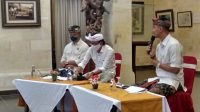 Para narasumber dipandu moderator dalam Rembug Sastra Foto: Para narasumber dipandu moderator dalam Rembug Sastra PARA narasumber dipandu moderator dalam Rembug Sastra "Ubud dan Batur dalam Perspektif Teks dan Kesejarahan" di Museum Puri Lukisan Ubud, Sabtu (5/9). Foto: ist
