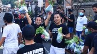 Foto: Pemuda Pandak Gede PARA pemuda Desa Pandak Gede, Kecamatan Kediri, Tabanan, melakukan kegiatan pembagian pangan pada Senin (31/8). Foto: ist Foto: Pemuda Pandak Gede PARA pemuda Desa Pandak Gede, Kecamatan Kediri, Tabanan, melakukan kegiatan pembagian pangan pada Senin (31/8). Foto: ist