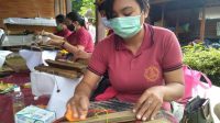 PENYULUH Bahasa Bali Kecamatan Payanganmerawat lontar di Banjar Pengaji, Desa Melinggih, Kecamatan Payangan, Gianyar. Foto: adi PENYULUH Bahasa Bali Kecamatan Payanganmerawat lontar di Banjar Pengaji, Desa Melinggih, Kecamatan Payangan, Gianyar. Foto: adi