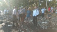 POLISI mendatangi lokasi penemuan mayat. Foto: rik POLISI mendatangi lokasi penemuan mayat. Foto: rik