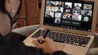 BUPATI Tabanan Ni Putu Eka Wiryastuti memimpin rakor secara virtual membahas penanganan Covid-19, dengan melibatkan seluruh Forkopimda dan instansi terkait, Selasa (29/9/2020). Foto: ist BUPATI Tabanan Ni Putu Eka Wiryastuti memimpin rakor secara virtual membahas penanganan Covid-19, dengan melibatkan seluruh Forkopimda dan instansi terkait, Selasa (29/9/2020). Foto: ist