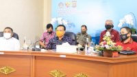 Rakorsus Menkopolhukam KETUA KPU Bali, I Dewa Agung Gede Lidartawan; dan Sekda Dewa Indra saat mengikuti Rakorsus Pemetaan kerawanan Pilkada Serentak 2020 di ruang konferensi video Diskominfos, Jumat (18/9/2020). Foto: Ist