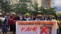 RATUSAN elemen masyarakat NTB melakukan aksi unjuk rasa sekaligus deklarasi menolak kehadiran KAMI, Selasa (29/9/2020). Foto: rul RATUSAN elemen masyarakat NTB melakukan aksi unjuk rasa sekaligus deklarasi menolak kehadiran KAMI, Selasa (29/9/2020). Foto: rul
