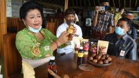 Foto: SALAK BUPATI Karangasem, IGA Mas Sumatri menunjukkan olahan salak produksi agrowisata Abian Salak di Desa Kalanganyar Sibetan, Kecamatan Bandem. Foto: nad Foto: SALAK BUPATI Karangasem, IGA Mas Sumatri menunjukkan olahan salak produksi agrowisata Abian Salak di Desa Kalanganyar Sibetan, Kecamatan Bandem. Foto: nad