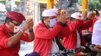 WABUP Tabanan I Komang Gede Sanjaya beserta rombongan melaksanakan persembahyangan saat piodalan di Pura Desa, Desa Pakraman Payangan, Marga, Tabanan, Jumat (18/9). Foto: ist WABUP Tabanan I Komang Gede Sanjaya beserta rombongan melaksanakan persembahyangan saat piodalan di Pura Desa, Desa Pakraman Payangan, Marga, Tabanan, Jumat (18/9). Foto: ist