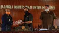 SEKDA BANGLI SEKDA Bangli, Ida Bagus Gede Giri Putra, menyerahkan jawaban eksekutif atas pemandangan umum 4 fraksi diterima Wakil Ketua DPRD Bangli. Foto: gia