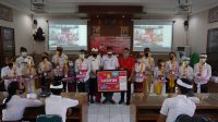 Foto : SEKDA KLUNGKUNG SEKDA Klungkung, I Gede Putu Winastra, menyerahkan piala lomba KSN tingkat SD dan KOSN tingkat SD dan SMP se-Kabupaten Klungkung, di ruang rapat Praja Mandala kantor Bupati Klungkung, Kamis (10/9). Foto: baw Foto : SEKDA KLUNGKUNG SEKDA Klungkung, I Gede Putu Winastra, menyerahkan piala lomba KSN tingkat SD dan KOSN tingkat SD dan SMP se-Kabupaten Klungkung, di ruang rapat Praja Mandala kantor Bupati Klungkung, Kamis (10/9). Foto: baw