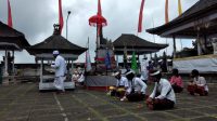 SUASANA persembahyangan serangkaian piodalanUmanis Galungan di Pura Lempuyang, Kamis (17/9) berjalan dengan protokol kesehatan yang ketat. Foto: nad SUASANA persembahyangan serangkaian piodalanUmanis Galungan di Pura Lempuyang, Kamis (17/9) berjalan dengan protokol kesehatan yang ketat. Foto: nad