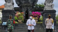 foto : SUWIRTA MASKER BUPATI Suwirta saat sambutan dalam kegiatan pembagian masker gratis, Kamis (10/9) di depan Monumen Puputan Klungkung. Foto: baw foto : SUWIRTA MASKER BUPATI Suwirta saat sambutan dalam kegiatan pembagian masker gratis, Kamis (10/9) di depan Monumen Puputan Klungkung. Foto: baw