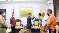 SEKDA Dewa Indra saat menerima kehadiran para relawan Covid-19 di ruang Sekretaris Daerah Provinsi Bali, Senin (21/9). Foto: ist SEKDA Dewa Indra saat menerima kehadiran para relawan Covid-19 di ruang Sekretaris Daerah Provinsi Bali, Senin (21/9). Foto: ist