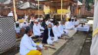 PARA sulinggih Sabha Purohita dan pengurus YSBB saat melakukan persembahyangan di Pura Agung Kentel Gumi, Klungkung, belum lama ini. Foto: ist PARA sulinggih Sabha Purohita dan pengurus YSBB saat melakukan persembahyangan di Pura Agung Kentel Gumi, Klungkung, belum lama ini. Foto: ist
