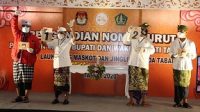SUASANA saat pengundian nomor urut dan daftar pasangan calon Bupati dan Wakil Bupati Tabanan untuk Pilkada 2020, di aula Kantor KPU Tabanan, Kamis (24/9/2020). Foto: gap SUASANA saat pengundian nomor urut dan daftar pasangan calon Bupati dan Wakil Bupati Tabanan untuk Pilkada 2020, di aula Kantor KPU Tabanan, Kamis (24/9/2020). Foto: gap