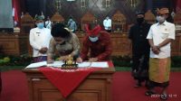 Foto: TANDATANGAN BUPATI Karangasem, I Gusti Ayu Mas Sumatri; bersama Ketua DPRD Karangasem, I Gede Dana, menandatangani nota kesepahaman tentang KUA dan PPAS tahun 2021, Kamis (3/9). Foto: nad Foto: TANDATANGAN BUPATI Karangasem, I Gusti Ayu Mas Sumatri; bersama Ketua DPRD Karangasem, I Gede Dana, menandatangani nota kesepahaman tentang KUA dan PPAS tahun 2021, Kamis (3/9). Foto: nad