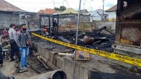 DUA dapur kuno milik I Nyoman Sudirman (43) dan Ni Ketut Sri Wenten (60), warga Desa Pinggan, Kecamatan Kintamani, terbakar Kamis (17/9) dini hari. Foto: gia DUA dapur kuno milik I Nyoman Sudirman (43) dan Ni Ketut Sri Wenten (60), warga Desa Pinggan, Kecamatan Kintamani, terbakar Kamis (17/9) dini hari. Foto: gia