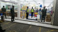 TIM Yustisi Bangli melakukan penertiban penerapan protokol kesehatan (prokes), Minggu (20/9) malam. Foto: gia TIM Yustisi Bangli melakukan penertiban penerapan protokol kesehatan (prokes), Minggu (20/9) malam. Foto: gia