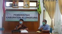 BUPATI Suwirta mengikuti pertemuan dengan BPOM RI secara virtual di ruang rapat Bupati Klungkung, Kamis (17/9). Foto: ist BUPATI Suwirta mengikuti pertemuan dengan BPOM RI secara virtual di ruang rapat Bupati Klungkung, Kamis (17/9). Foto: ist