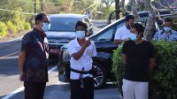 Foto: Wabup Bagi Sembako (1) WABUP Suiasa berbincang dengan Plt. Perbekel Pecatu saat menyerahkan bantuan sembako kepada salah satu krama Pecatu. Foto: ist Foto: Wabup Bagi Sembako (1) WABUP Suiasa berbincang dengan Plt. Perbekel Pecatu saat menyerahkan bantuan sembako kepada salah satu krama Pecatu. Foto: ist