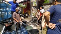 Foto : AIR BERSIH WARGA Banjar Gaga, Desa Tamanbali, mengantre demi mendapatkan air bersih yang disuplai oleh PDAM. Foto: gia Foto : AIR BERSIH WARGA Banjar Gaga, Desa Tamanbali, mengantre demi mendapatkan air bersih yang disuplai oleh PDAM. Foto: gia