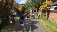 Foto: Warga Tambal jalan WARGA Dusun Waliyang, Abang, Karangasem melakukan penambalan jalan rusak secara swadaya pada Minggu (30/8). Foto: nad Foto: Warga Tambal jalan WARGA Dusun Waliyang, Abang, Karangasem melakukan penambalan jalan rusak secara swadaya pada Minggu (30/8). Foto: nad