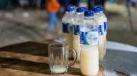 Tuak atau arak adalah minuman keras hasil fermentasi dari air nira atau pohon aren (Foto: tobatabo.com) Tuak atau arak adalah minuman keras hasil fermentasi dari air nira atau pohon aren (Foto: tobatabo.com)