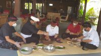 amerta dan jaya wibawa ngelawar bareng NGURAH Ambara (dua kiri) membuat lawar bersama IGN Jaya Negara (tengah), sedangkan Agus Arya Wibawa (dua kanan) membuat sate bersama Bagus Kertanegara (kanan), Selasa (15/9/2020). Anggota DPRD Kota Denpasar, Suteja Kumara (kiri), menyaksikan kedua paslon di Pilkada Denpasar ngelawar bareng. Foto: gus hendra