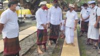 amerta dan jaya wibawa sembahyang bersama Jaya-Wibawa dan Amerta ngobrol santai usai sembahyang bersama di Pura Jagatnata, Denpasar saat Penampahan Kuningan, Jumat (25/9/2020). Foto: gus hendra
