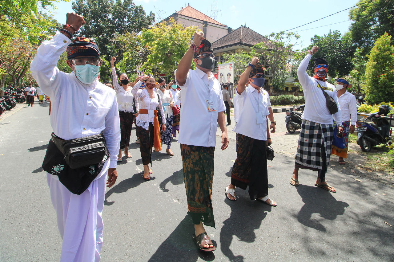 NGURAH Ambara Putra (dua kiri) dan Bagus Kertanegara (dua kanan) berjalan kaki saat mendaftar ke KPU Denpasar, Minggu (6/9/2020). Foto: gus hendra